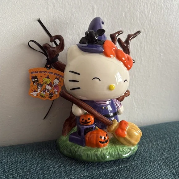 Hello Kitty Halloween Witch Decor - Picture 2 of 4